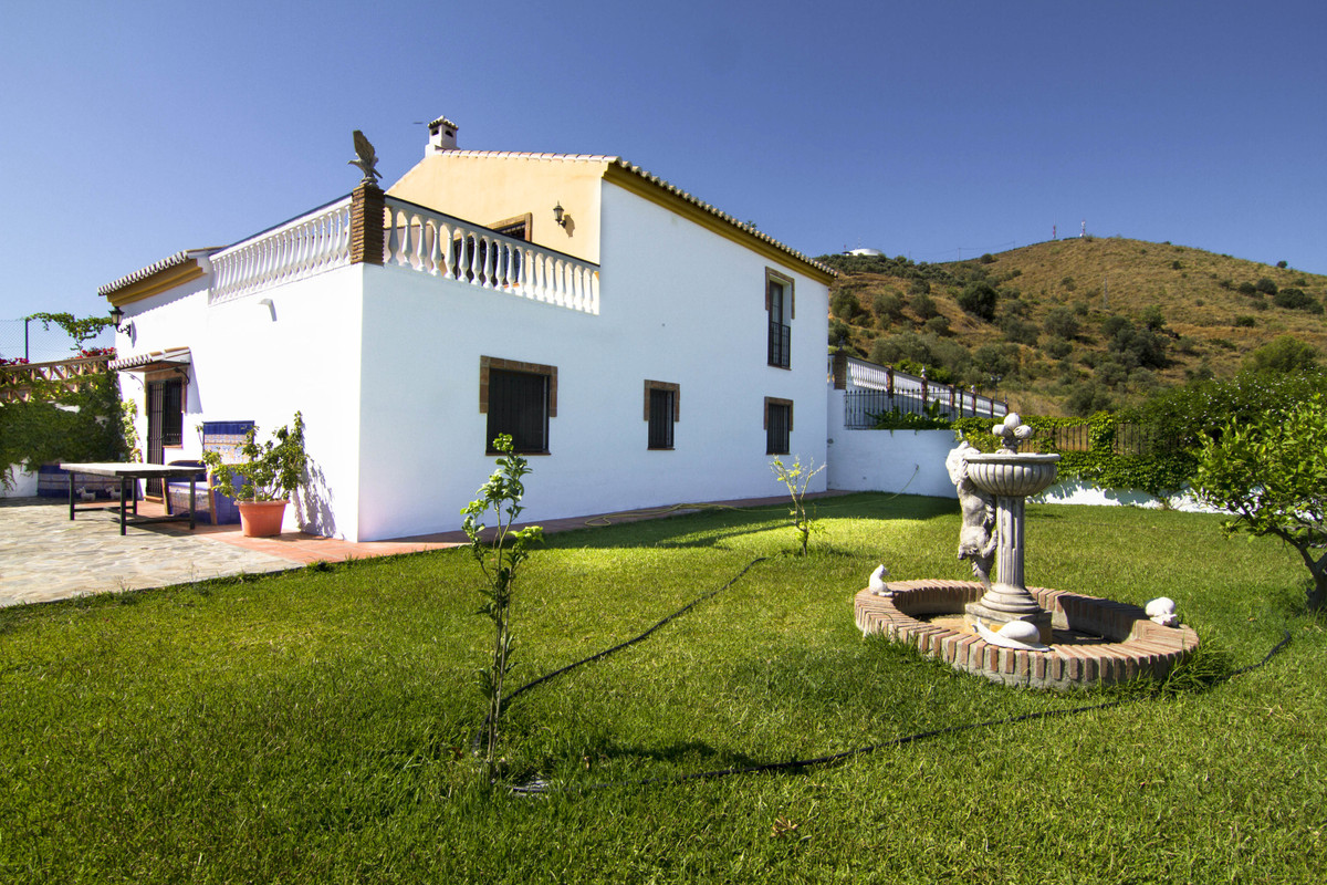 This secluded 242m2 villa has been beautifully reformed in a traditional rustic style and is located just a little under 5km from the Nerja to Frig...