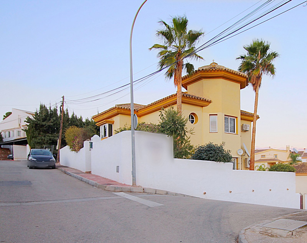 Just reduced and open to offers! Impressive 262m2 built villa in El Rodeo with 3 bedrooms 3 bathrooms one en suite and guest toilet.