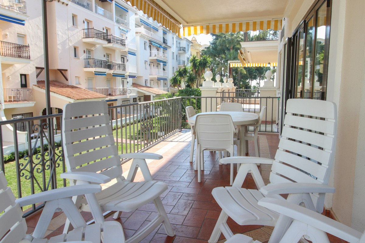 Spacious  apartment in a beachfront urbanisation in Puerto Banus walking distance to all kind of amenities: shops, restaurants, bars, luxury boutiq...