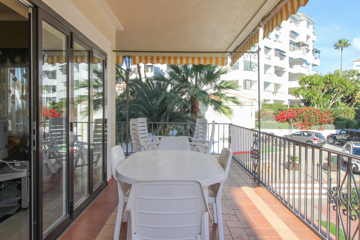 Spacious  apartment in a beachfront urbanisation in Puerto Banus walking distance to all kind of amenities: shops, restaurants, bars, luxury boutiq...