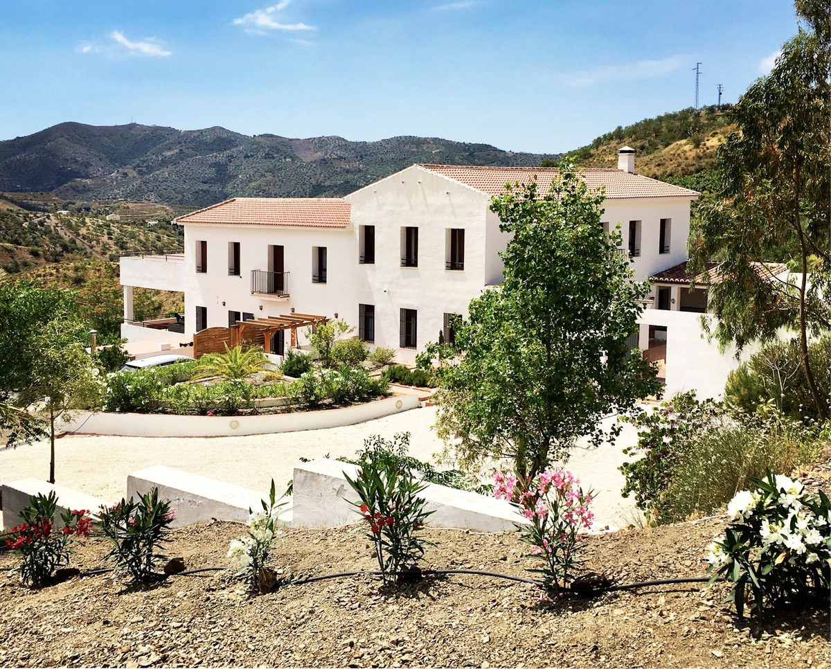 A STUNNING rural country retreat with 6 spacious bedrooms and 6 bathrooms + separate self- contained, Spain