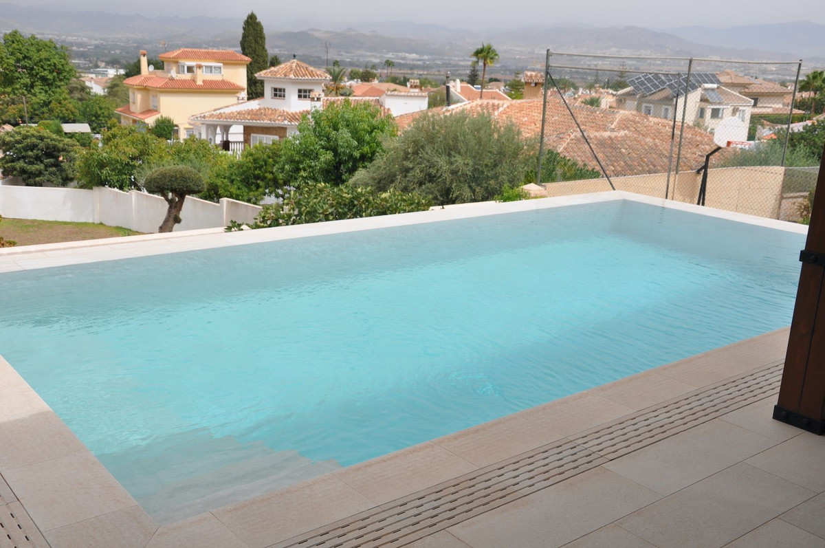 Spectacular brand new villa in the Cortijos del Sol urbanization, in one of the best areas of Alhaurin de la Torre.