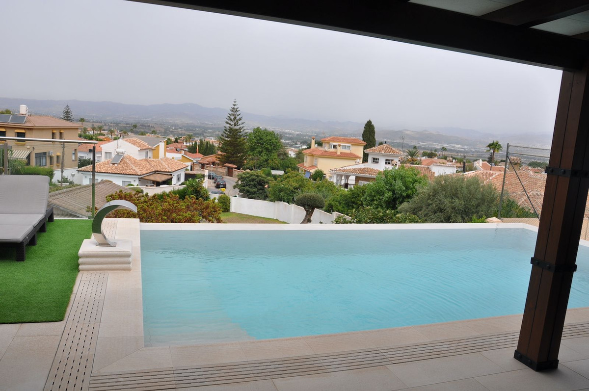 Spectacular brand new villa in the Cortijos del Sol urbanization, in one of the best areas of Alhaurin de la Torre.