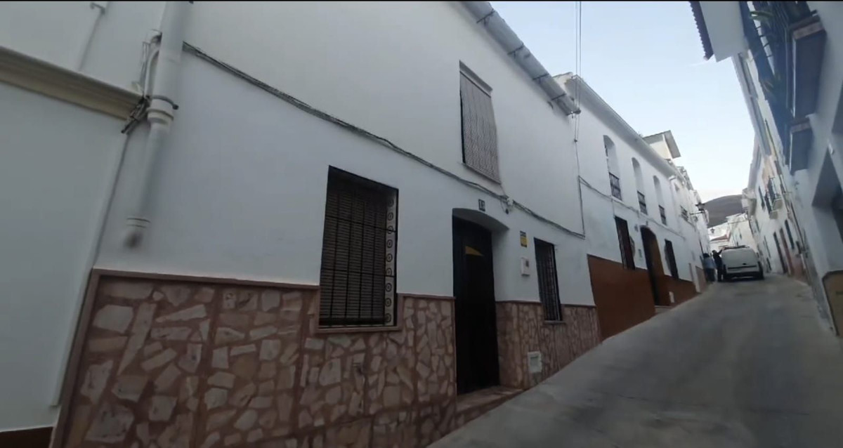Townhouse, Alhaurin el Grande, Costa del Sol.
5 Bedrooms, 1 Bathroom, Built 200 m².

Setting : Town., Spain