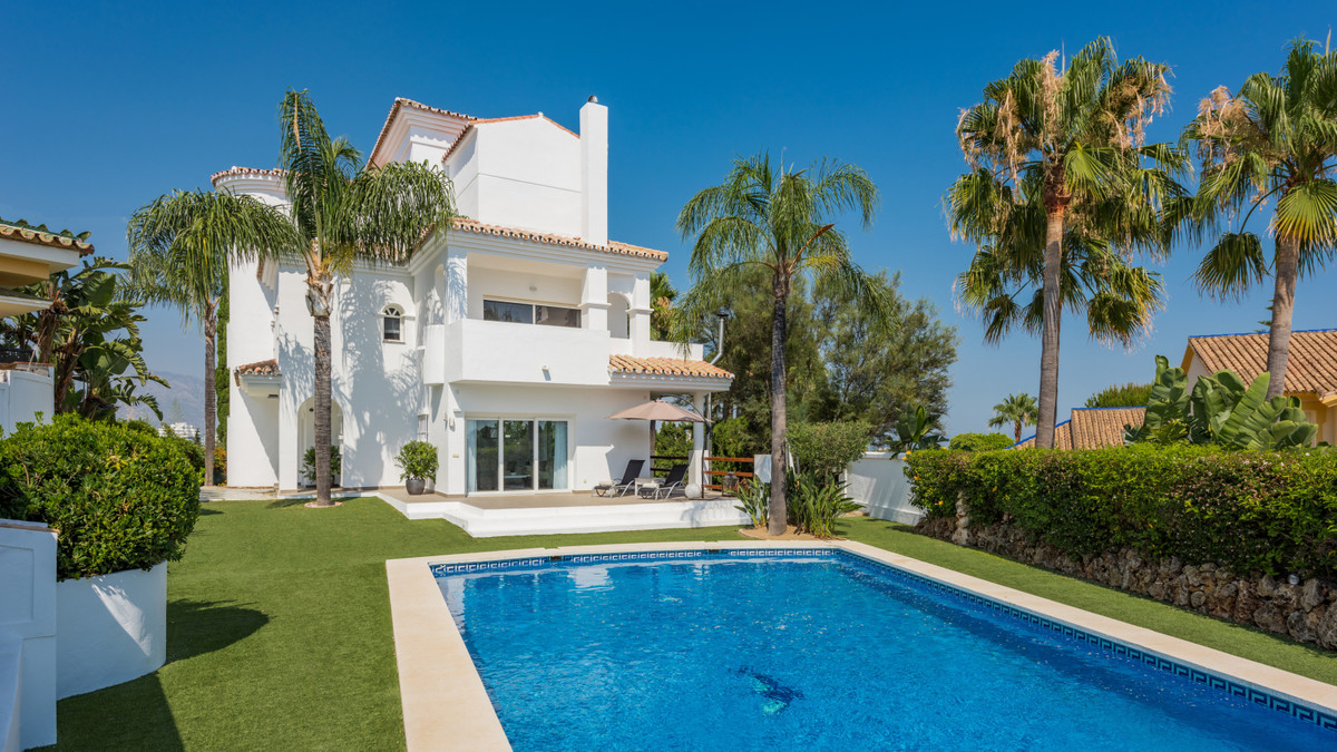Detached Villa for sale in Estepona R4009963