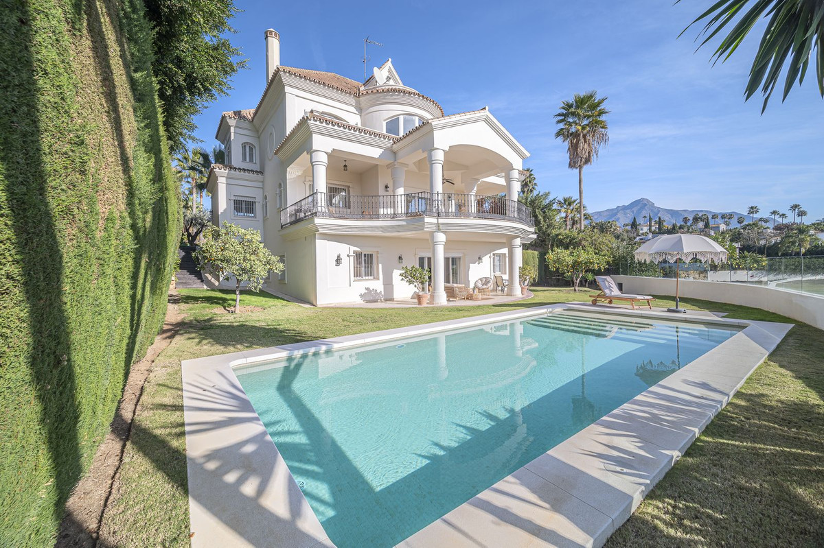 Detached Villa for sale in Nueva Andalucía R4622092