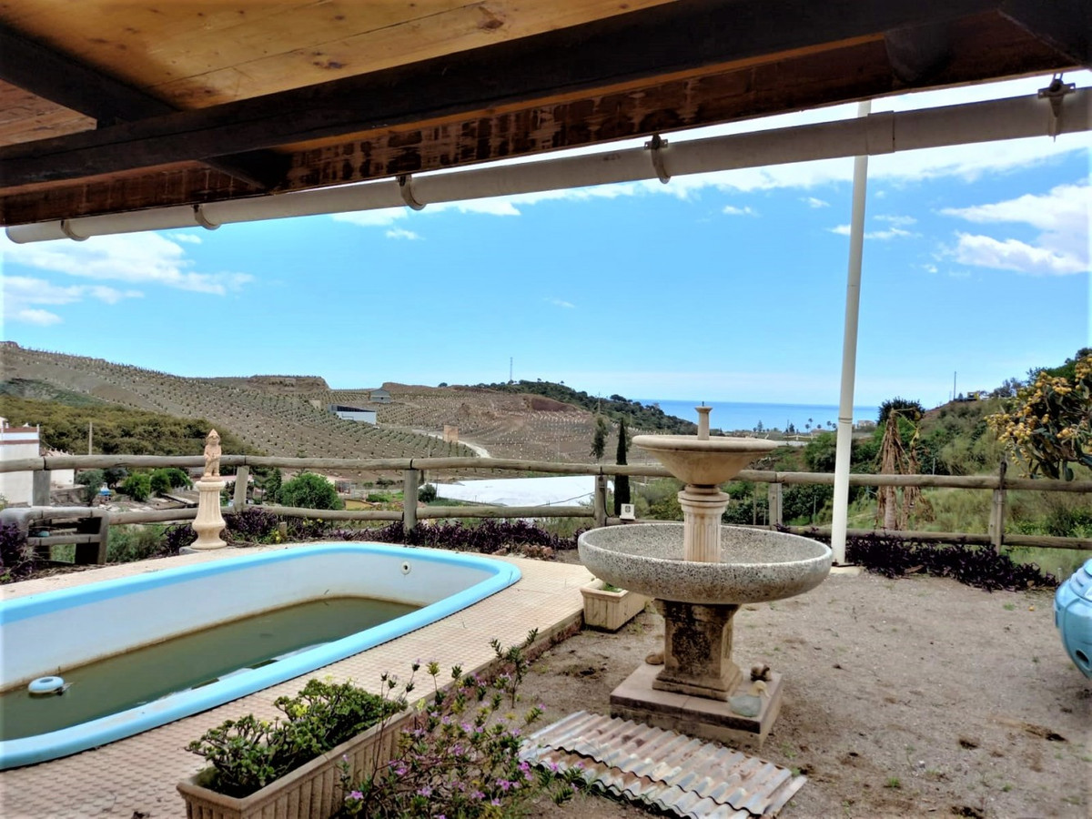 With incredible panoramic views to the mountains and especially to the sea, we present this cosy cortijo located in the municipality of Almayate.
