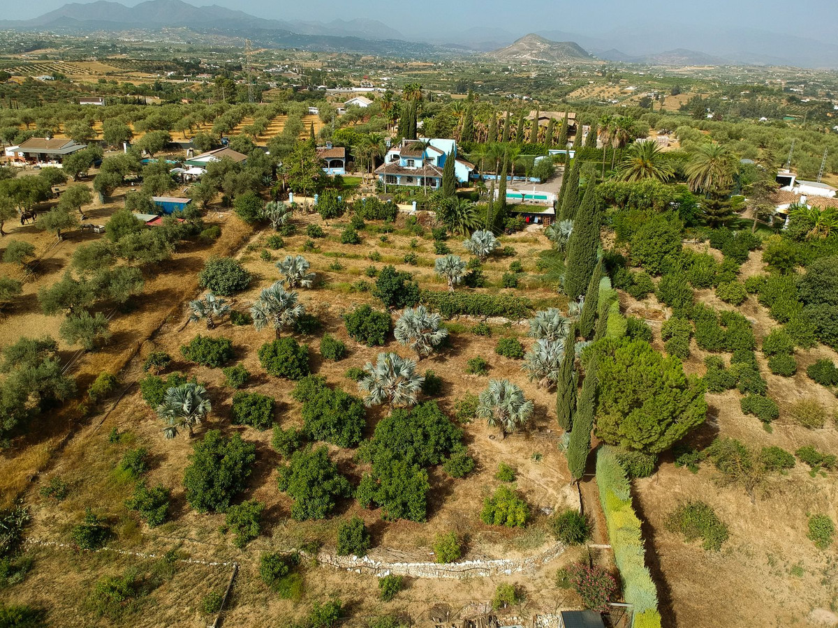 This extraordinary country house is located 5 km from Alhaurin el Grande and 25 km from Málaga airport.