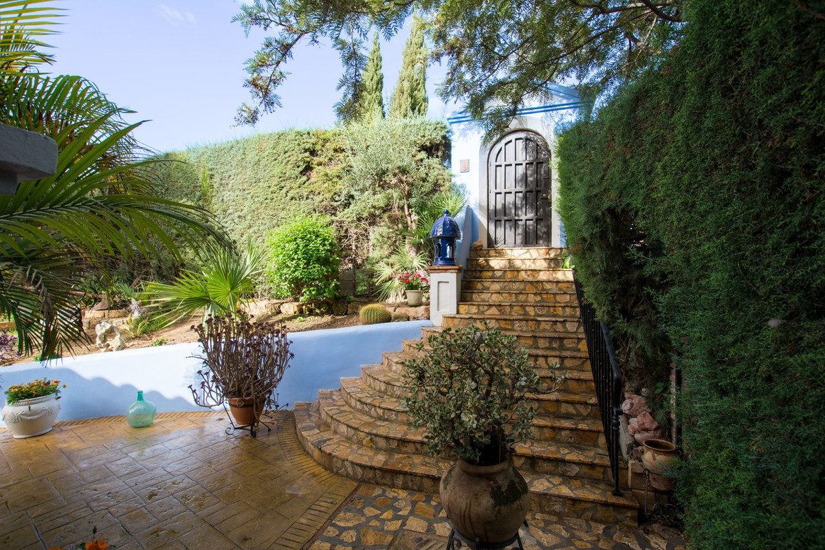 This extraordinary country house is located 5 km from Alhaurin el Grande and 25 km from Málaga airport.