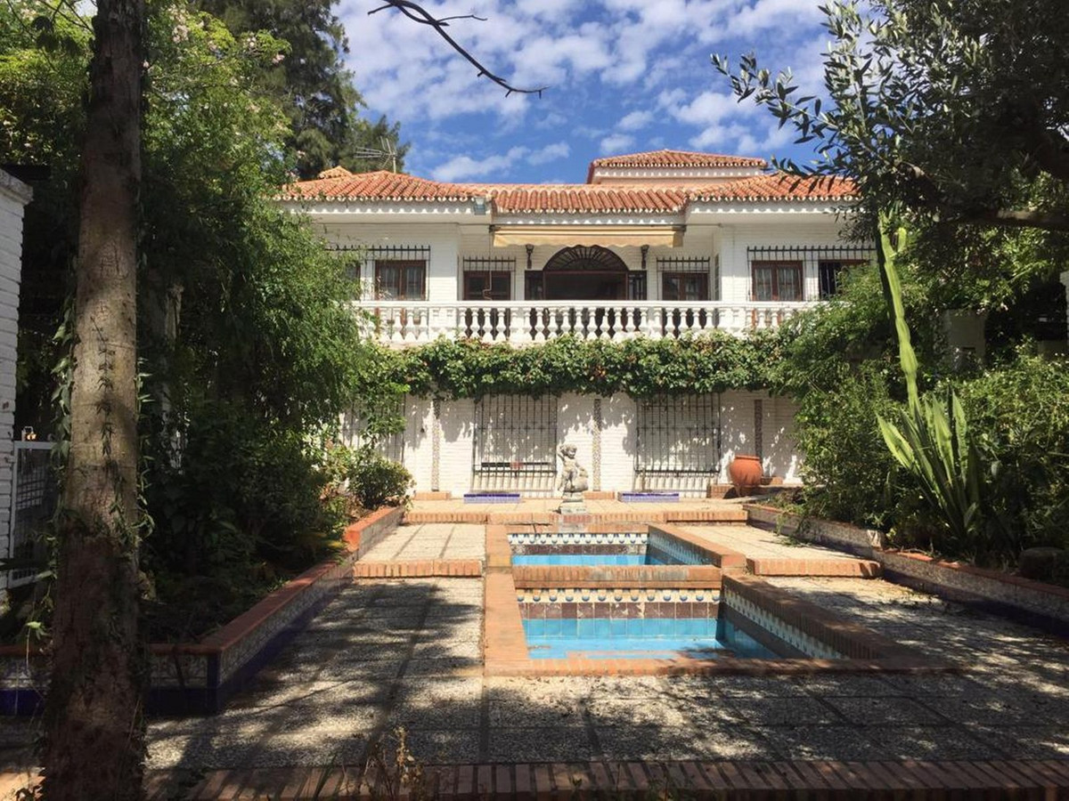 Villa with more than 500m on a plot of 2000. It is distributed in 3 floors. Main floor: 7 bedrooms, , Spain