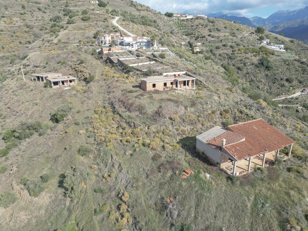 The activity foreseen or planned for the estate is that of
construction of 8 cortijos (77 m2 - 99 m2, Spain