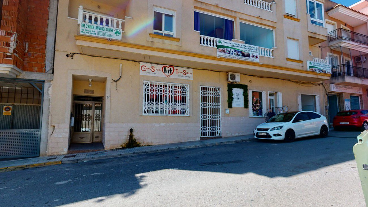 Great commercial property located in the heart of San Miguel De Salinas, south of the province of Al, Spain
