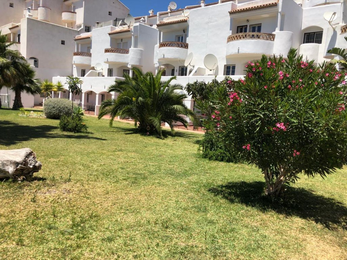 Cosy ground floor flat situated in a beautiful and quiet complex with communal gardens and a swimmin, Spain