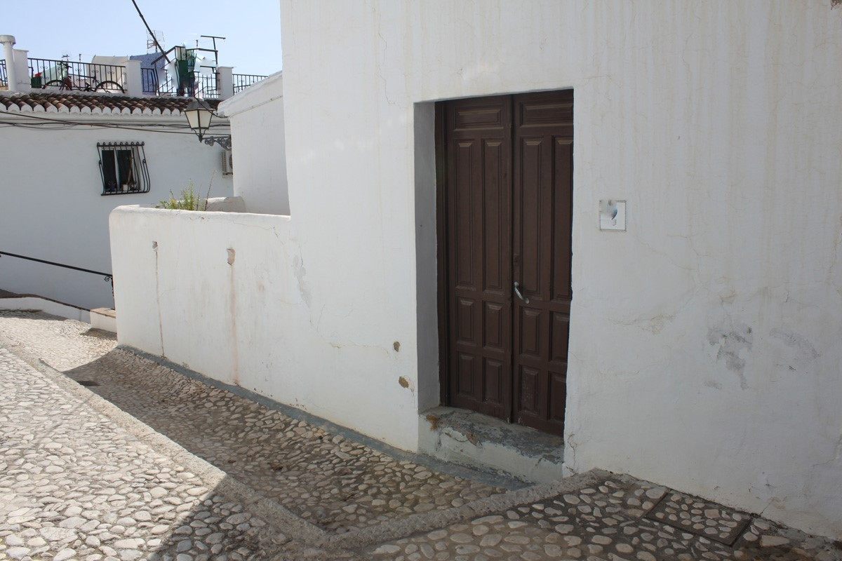 Spacious townhouse with a lot of potential, in Frigiliana.