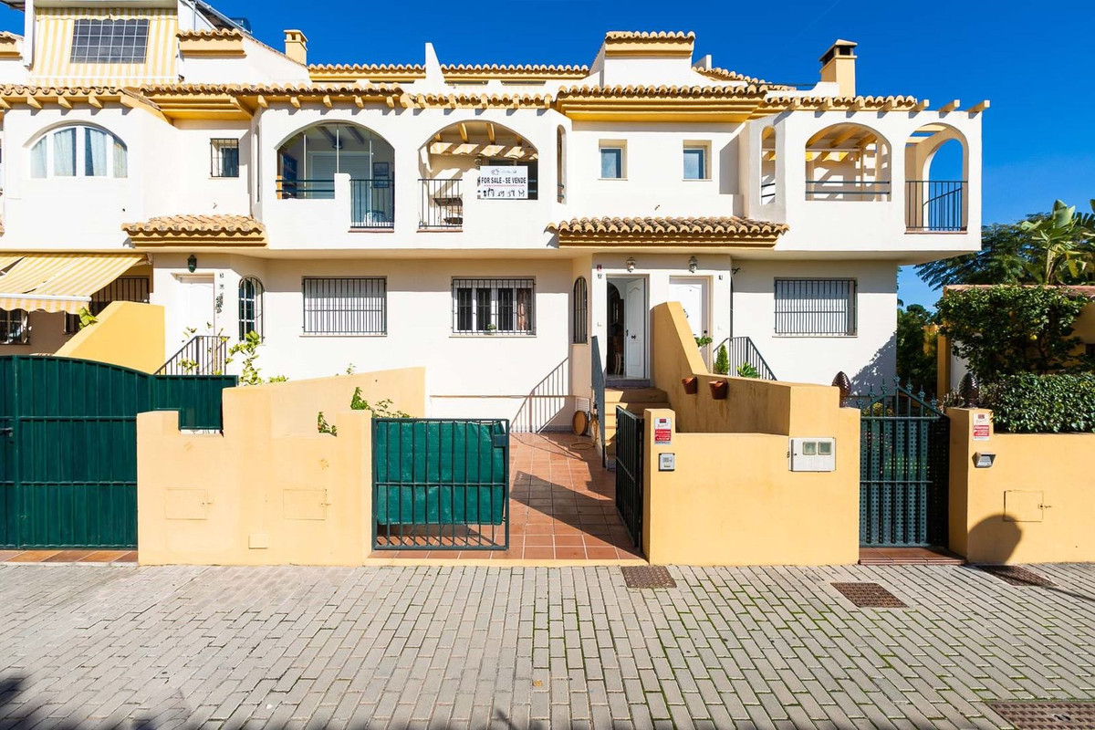 Town House for sale in Costabella, Marbella East