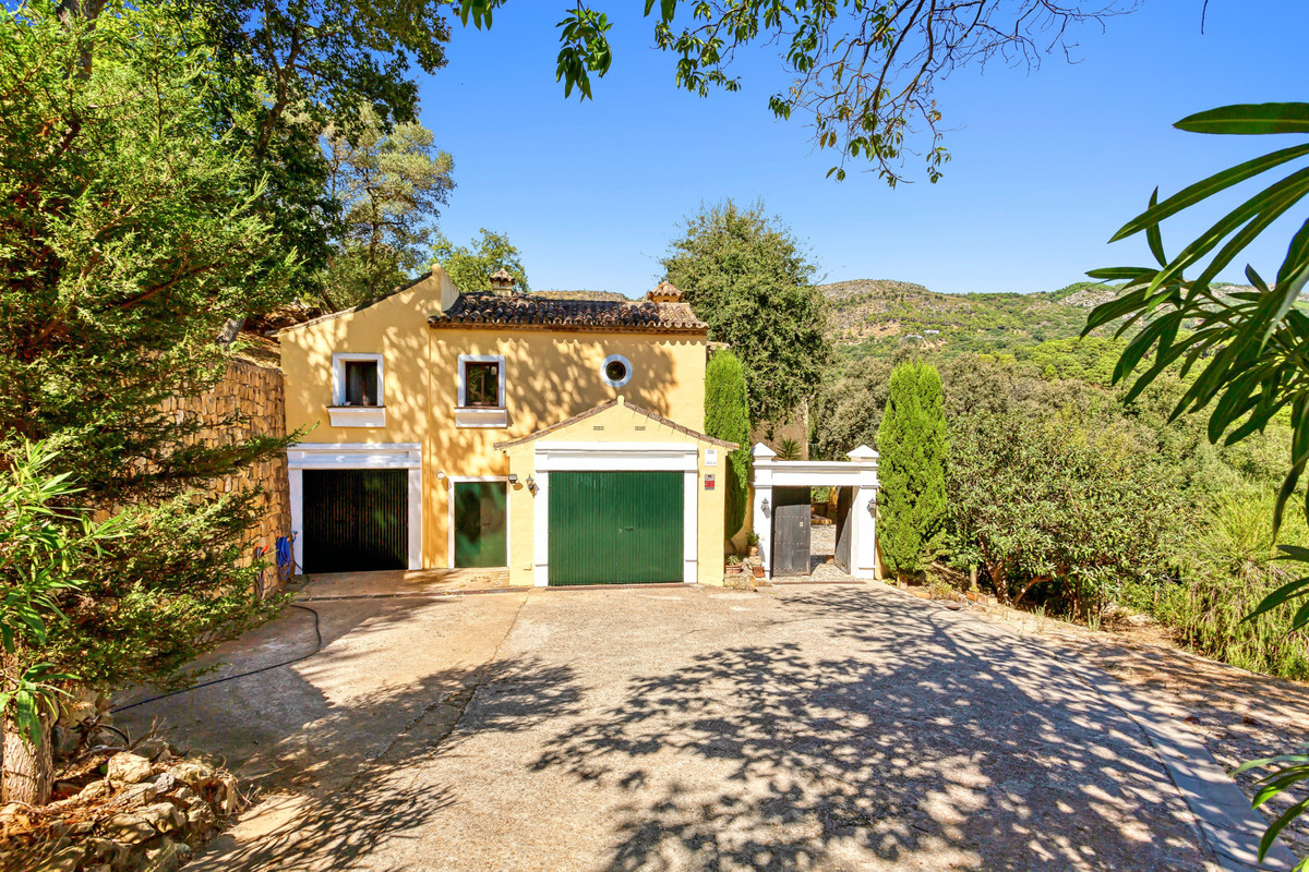 Beautiful country house situated only a few minutes away from the picturesque village of Casares, oc, Spain