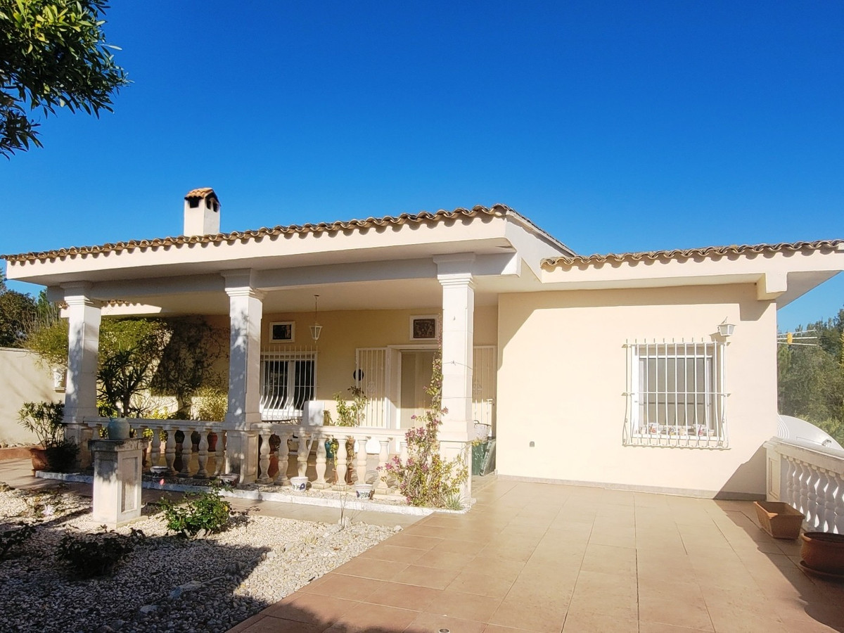 Beautiful, very well maintained south facing villa of 217m2 build on a fenced and gated plot of 2200, Spain