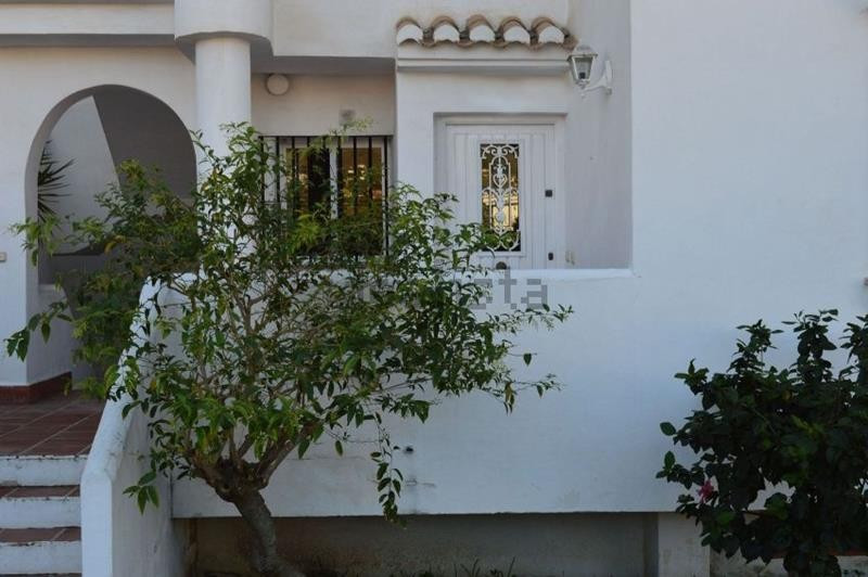 "Spacious duplex with three bedrooms and 2 bathrooms, one with jacuzzi. Quiet complex very clos, Spain