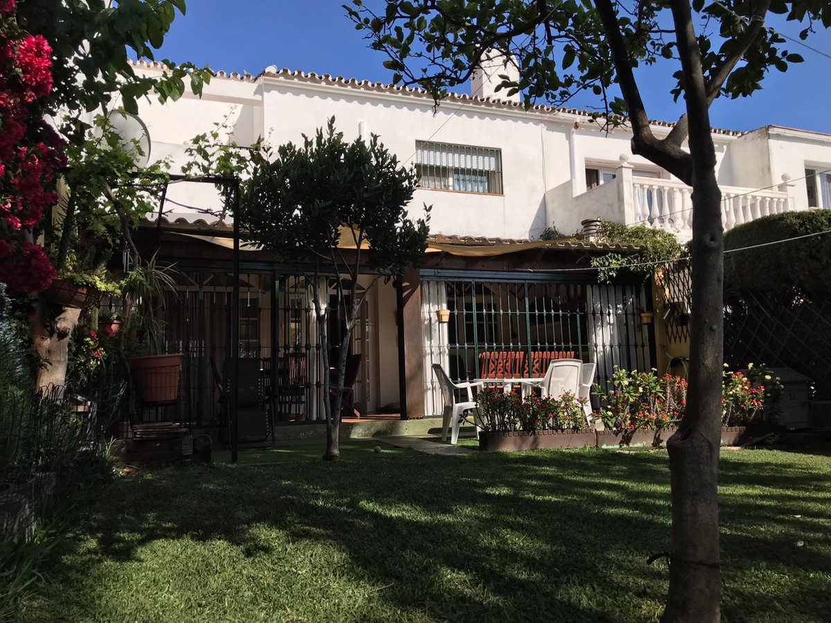  Maison Jumelée, Mitoyenne  en vente    à Estepona