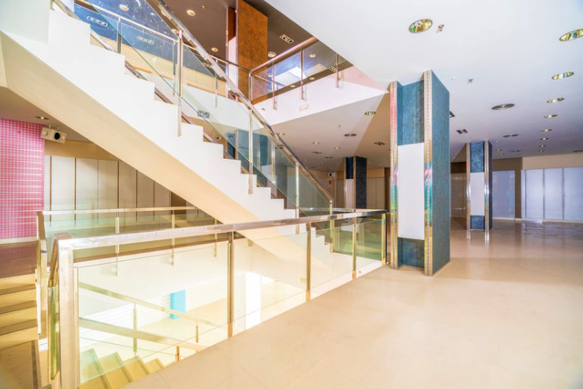 Fabulous commercial building of 1464 m2, divided in 4 floors, basement 366 m2, ground floor 354 m2, , Spain