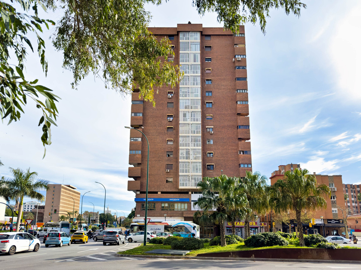 Comercial con 3 Dormitorios en Venta Málaga
