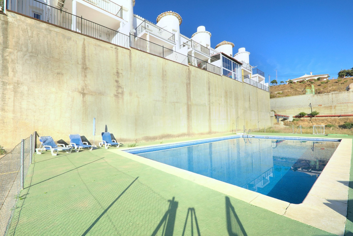 We present a townhouse with fabulous views, located in Los Romanes - Viñuela.