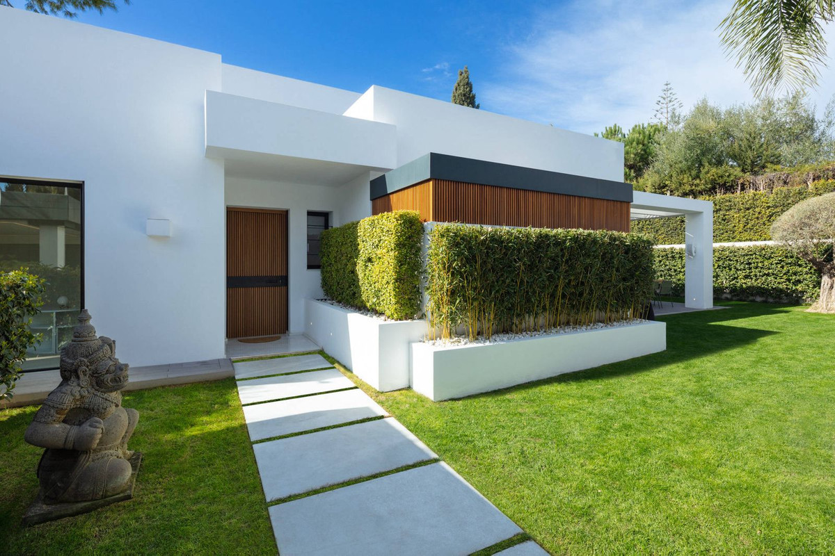 -  GUADALMINA ALTA   -
Contemporary built villa located in a privileged position next to the Guadalm, Spain