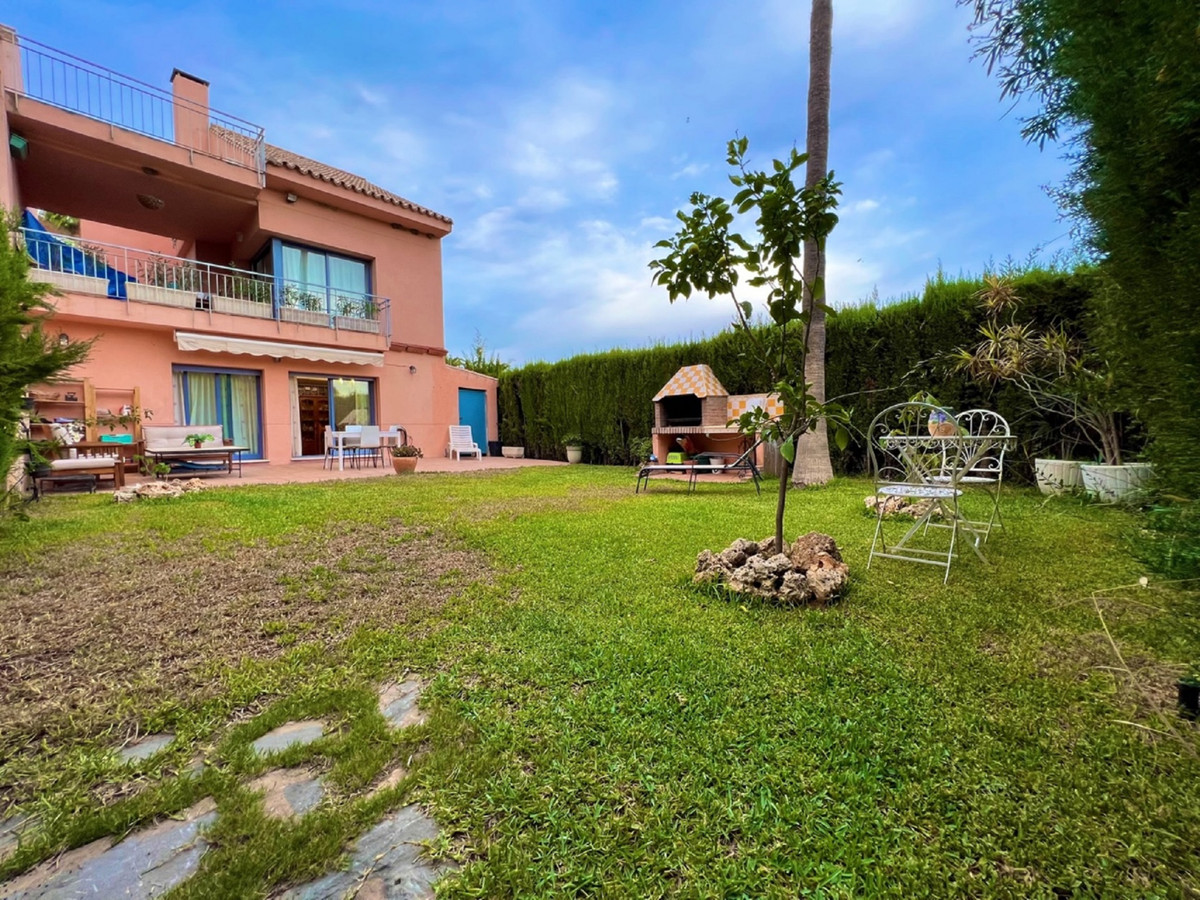 Semi-Vrijstaande Villa te koop in Nueva Andalucía R4300855