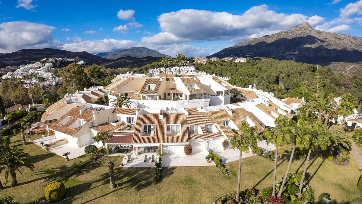 Townhouse for sale in Nueva Andalucía R4655887
