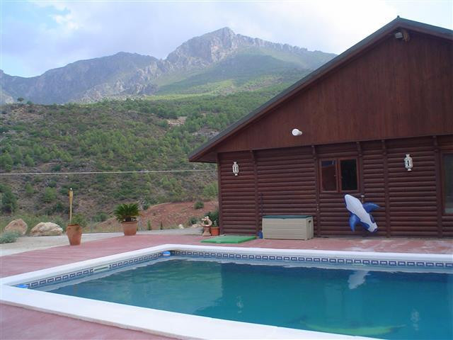La Rosuela is a spacious South African wooden lodge of 250m2built on land of 36,000m2 bordering the Sierra de las Nieves natural park and the river...