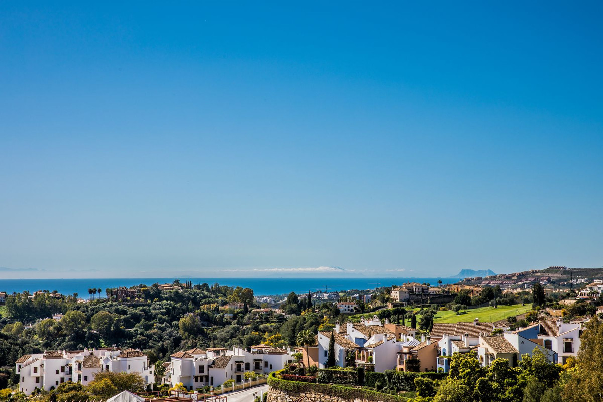 Stylish fully furnished penthouse  with sea views in the best south facing block at Botanic - Benaha, Spain