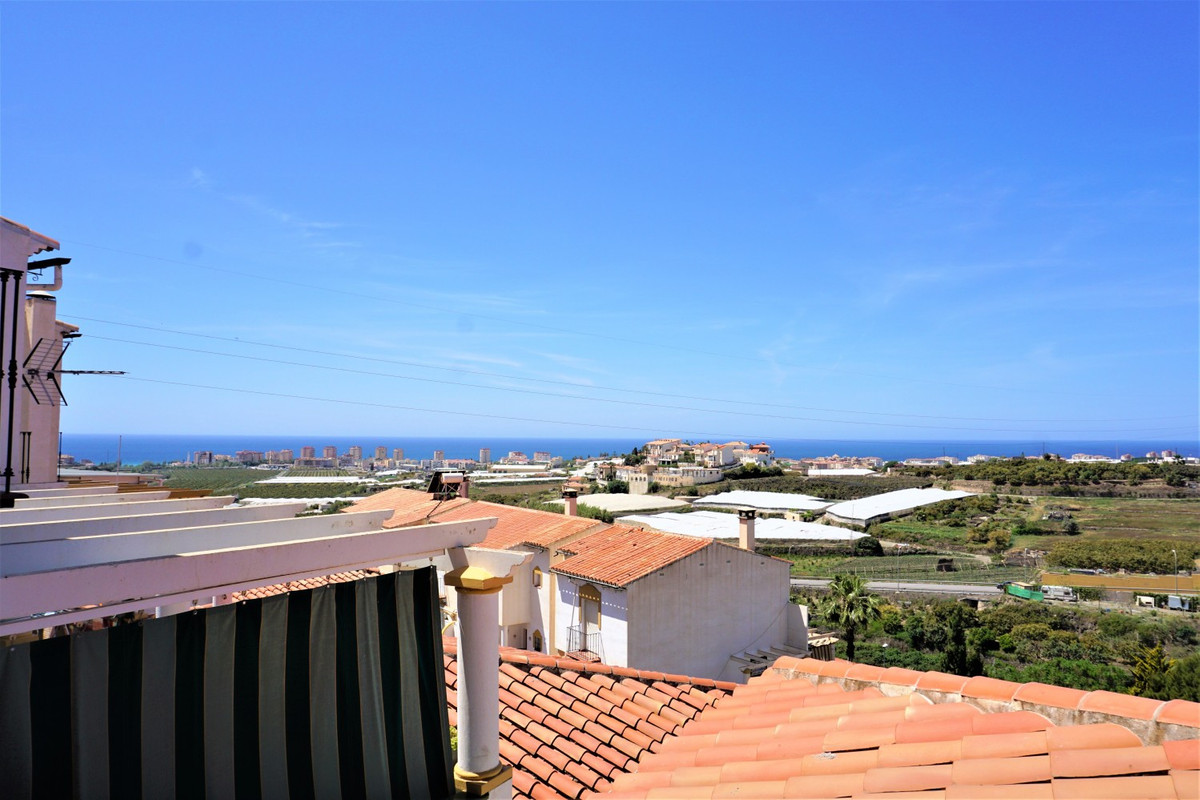 We present a great townhouse, located in a very quiet urbanization of Torrox.
