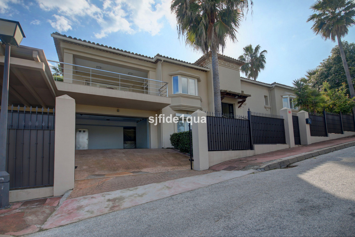 4 bedroom Villa For Sale in Nueva Andalucía, Málaga