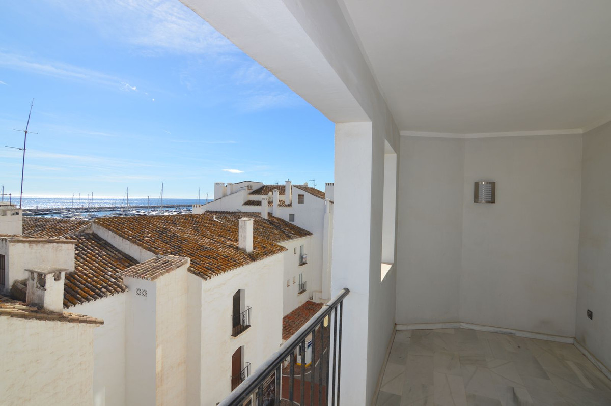 Puerto Banus, 3 bedrooms and 3 bathrooms apartment with sea views.