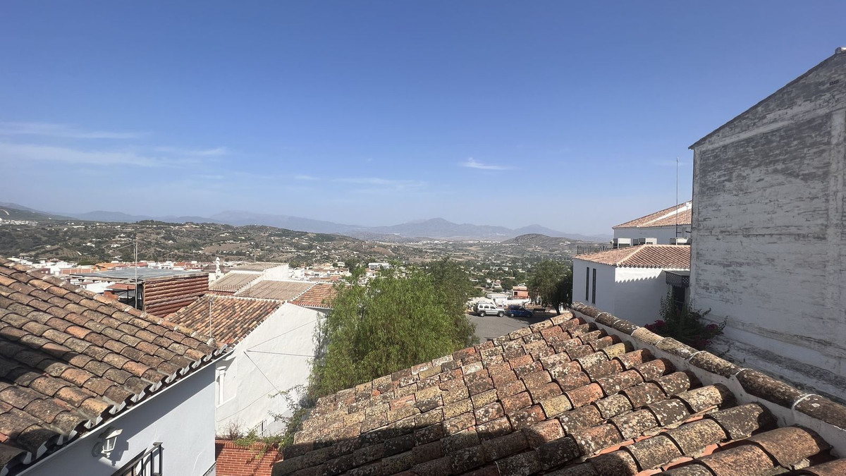 Very large townhouse located just a few metres from the Town Hall. On the ground floor is a beautifu, Spain