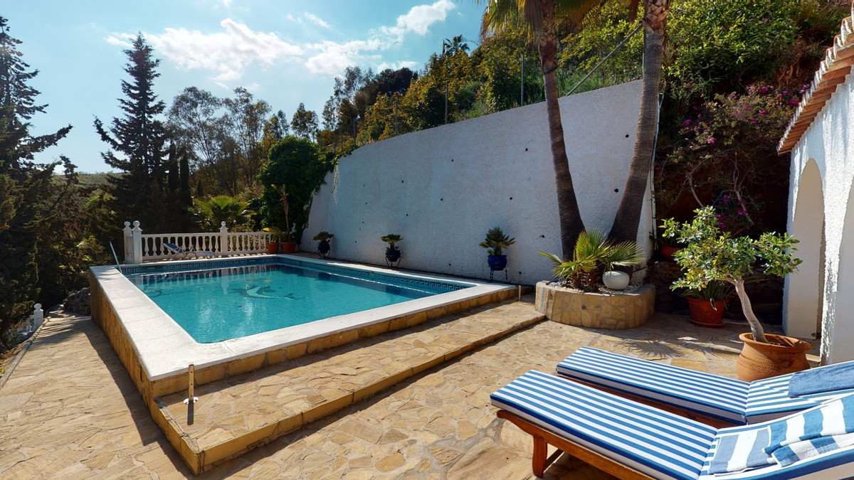 In the interior of the municipality of Algarrobo and with an infinite sensation of serenity, we present this wonderful finca with views to the Medi...