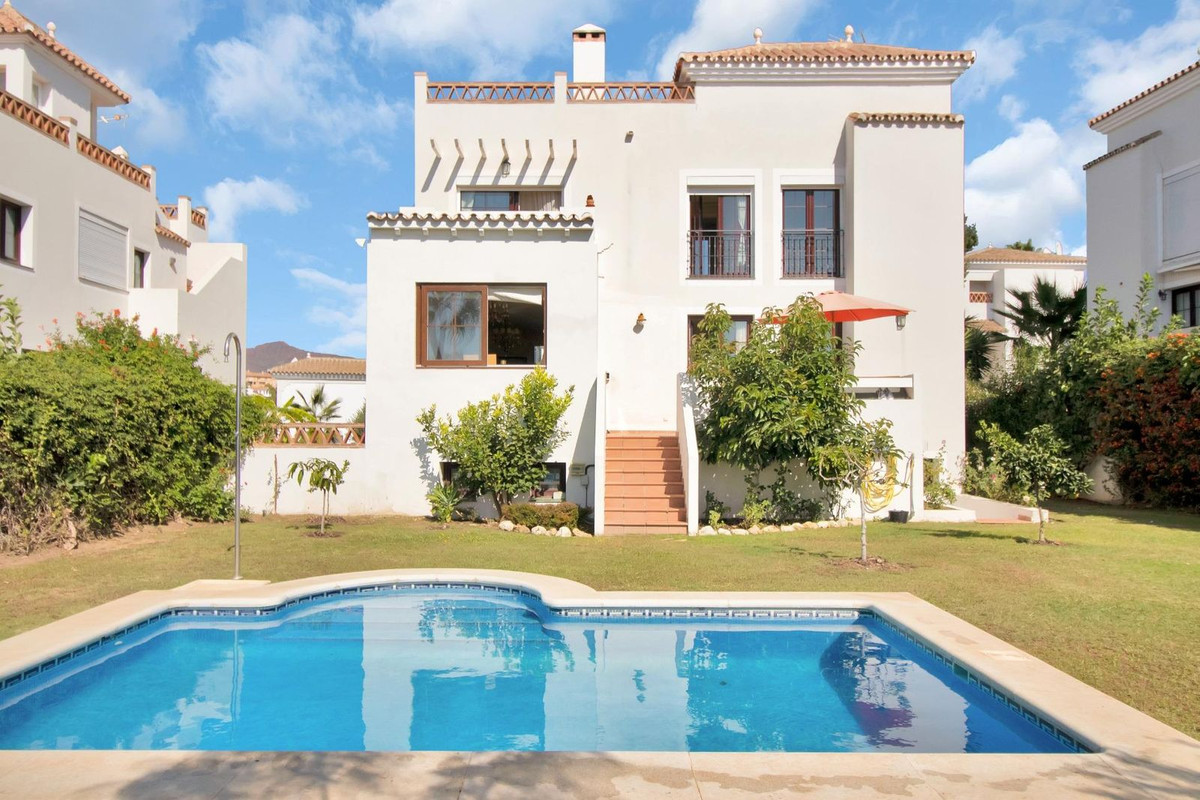 Villa Detached for sale in Estepona