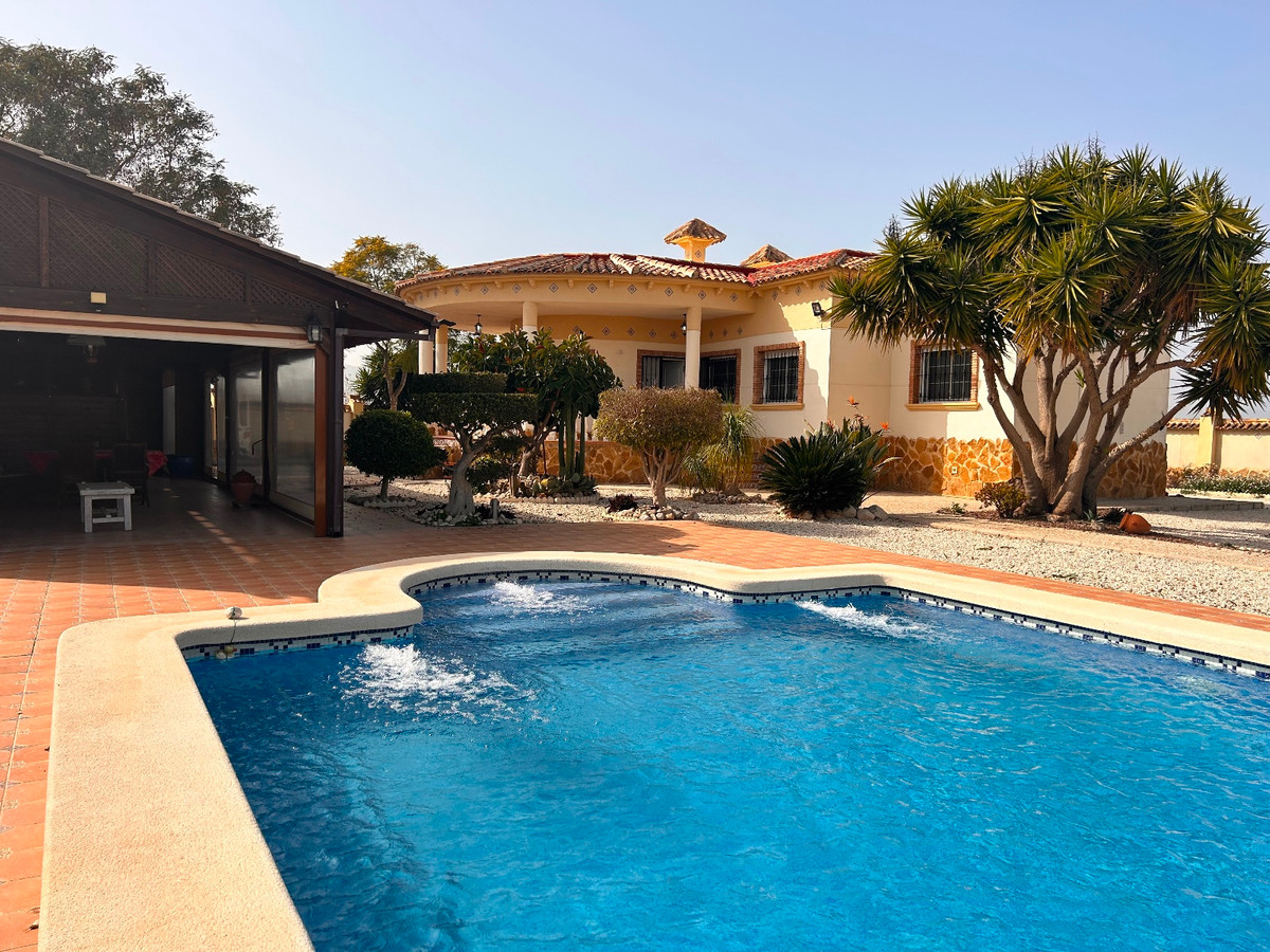 We are pleased to offer you this beautiful country house with many possibilities. Upon entering the , Spain
