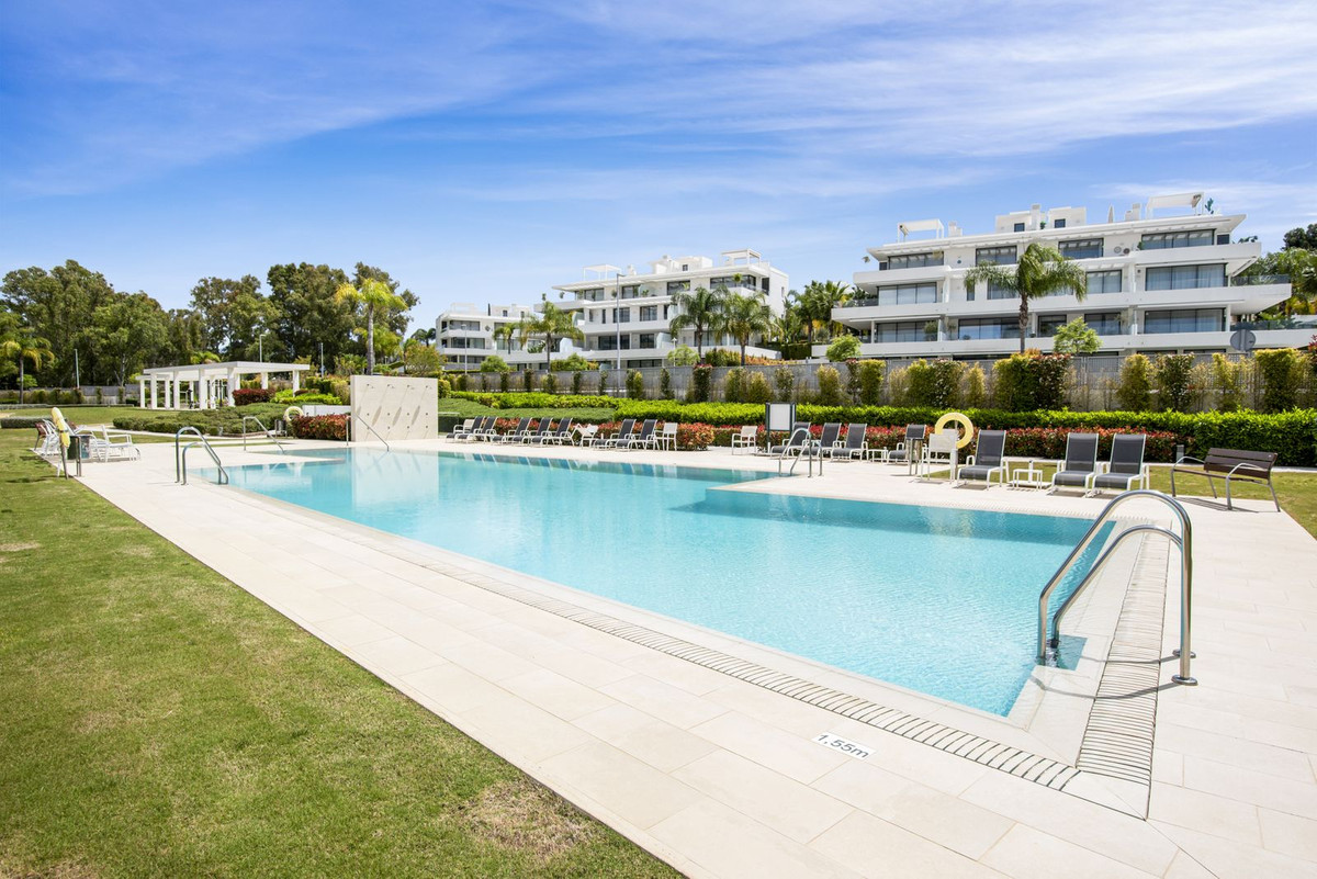 Middle Floor Apartment for sale in Estepona R4722496