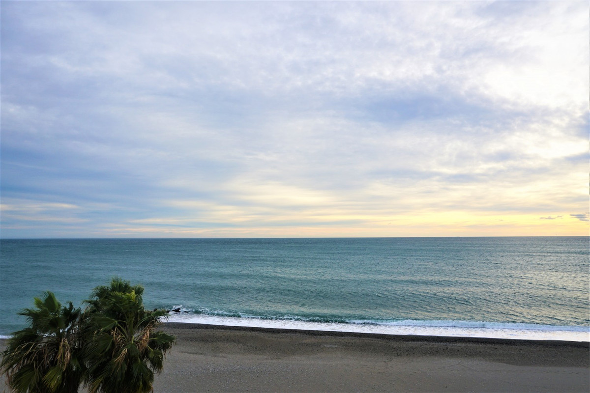 Beautiful duplex flat in first line beach, with wonderful views to the sea.