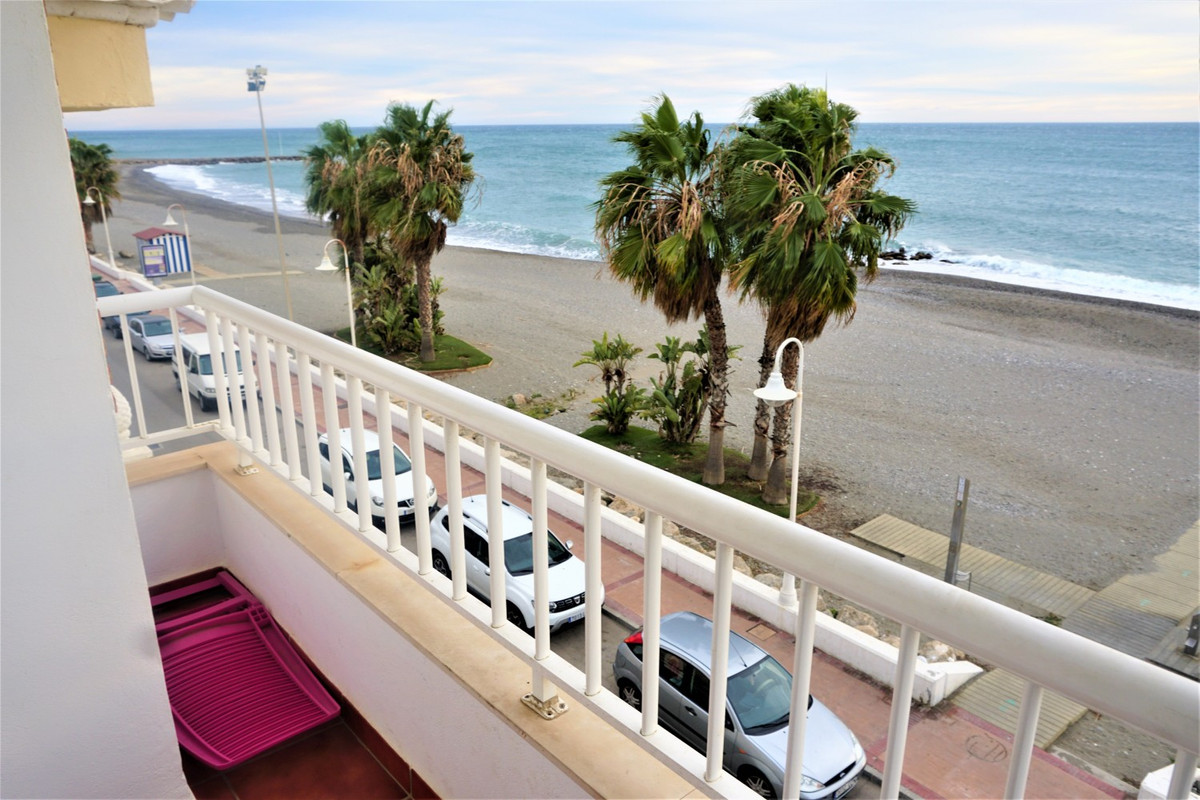 Beautiful duplex flat in first line beach, with wonderful views to the sea.