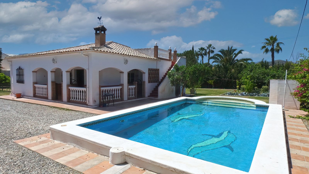 Wonderful country house located just outside the village of Villafranco. The property is distributed, Spain