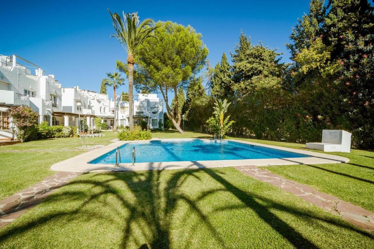 Presenting this 3 bedroom townhouse in Nueva Andalucia´s residential community known as SolEuropa Go, Spain
