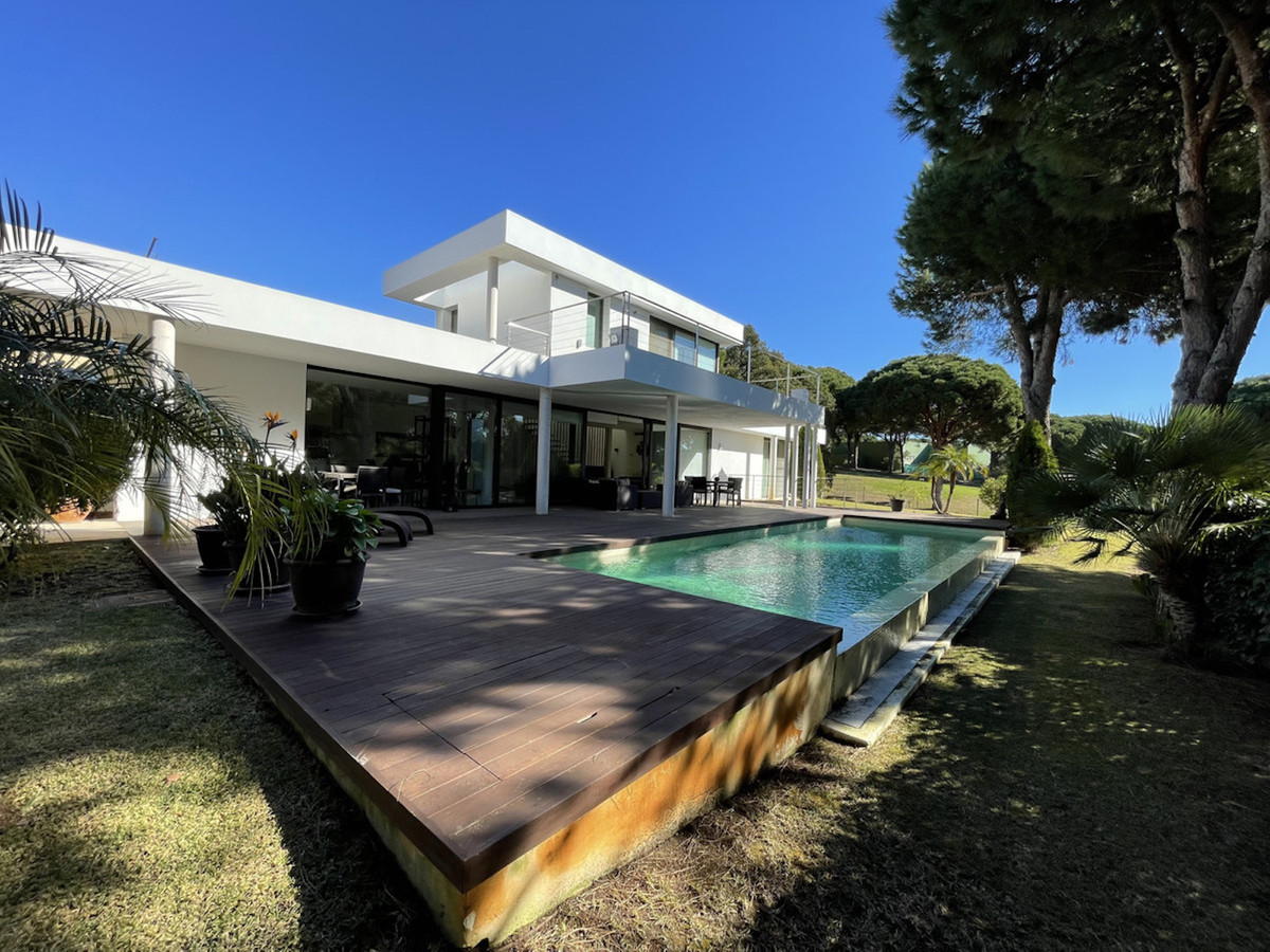 Villa for sale in Cabopino, Costa del Sol