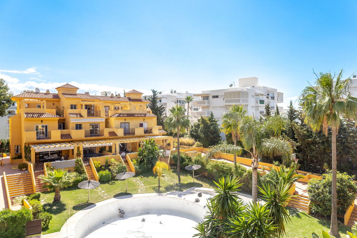 Town House for sale in Selwo, Estepona