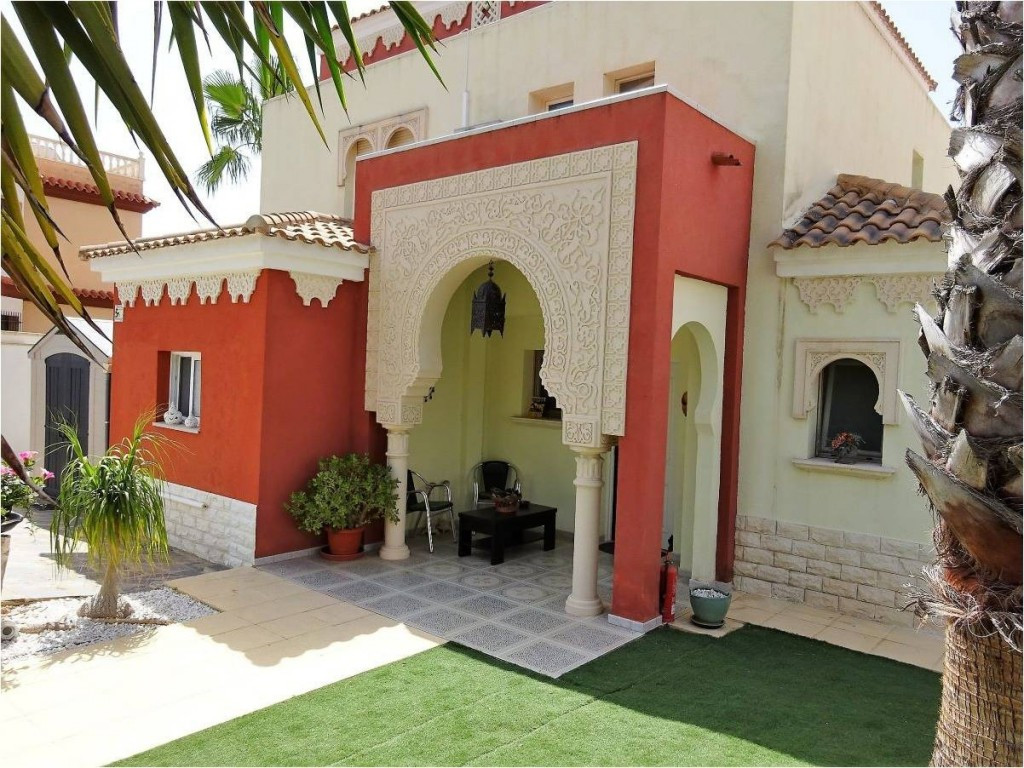An impressive detached villa set on 800m2 plot within the Colonia Escandinavia area. With a build si, Spain