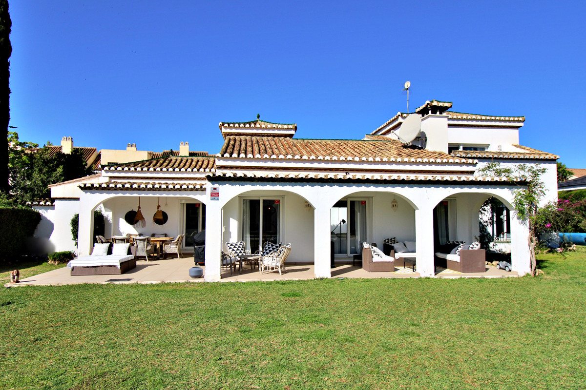 4 bedroom Villa For Sale in Nueva Andalucía, Málaga - thumb 2