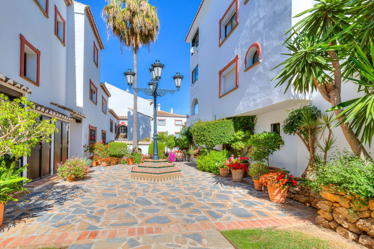 Middle Floor Apartment for sale in Reserva de Marbella, Costa del Sol