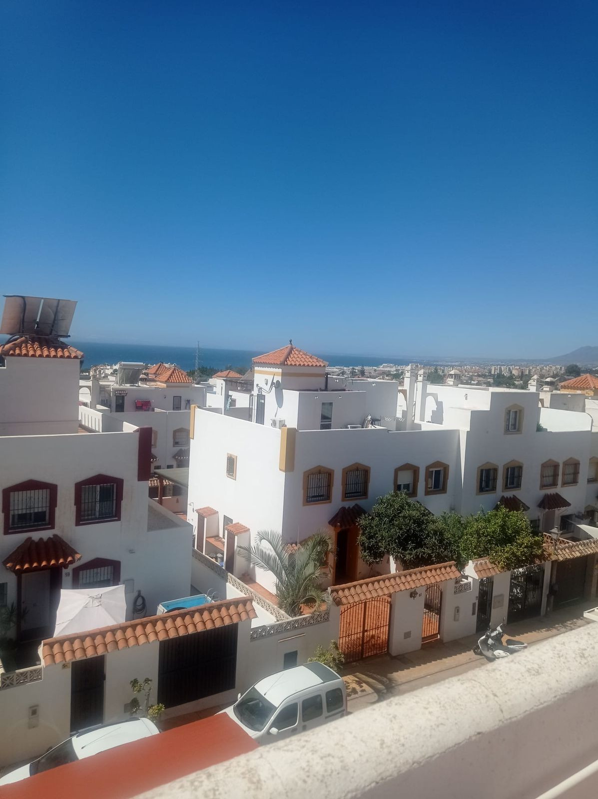 Beautiful townhouse with four bedrooms and three bathrooms in a quiet residential area of ??Marbella, Spain
