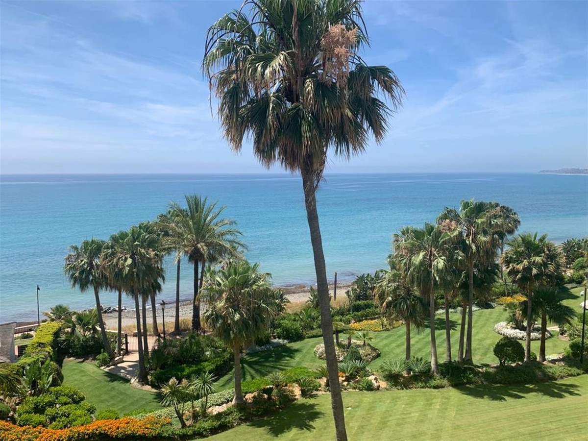 Middle Floor Apartment for sale in Estepona R4681855